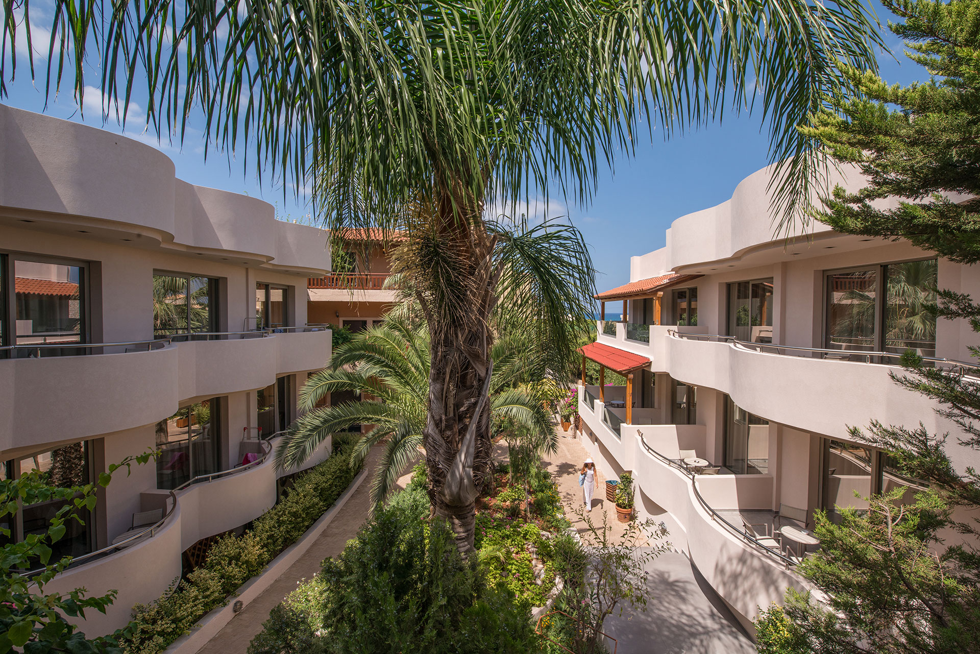 Δωμάτια ξενοδοχείου  που στην μέση έχουν θέα τους φοίνικες