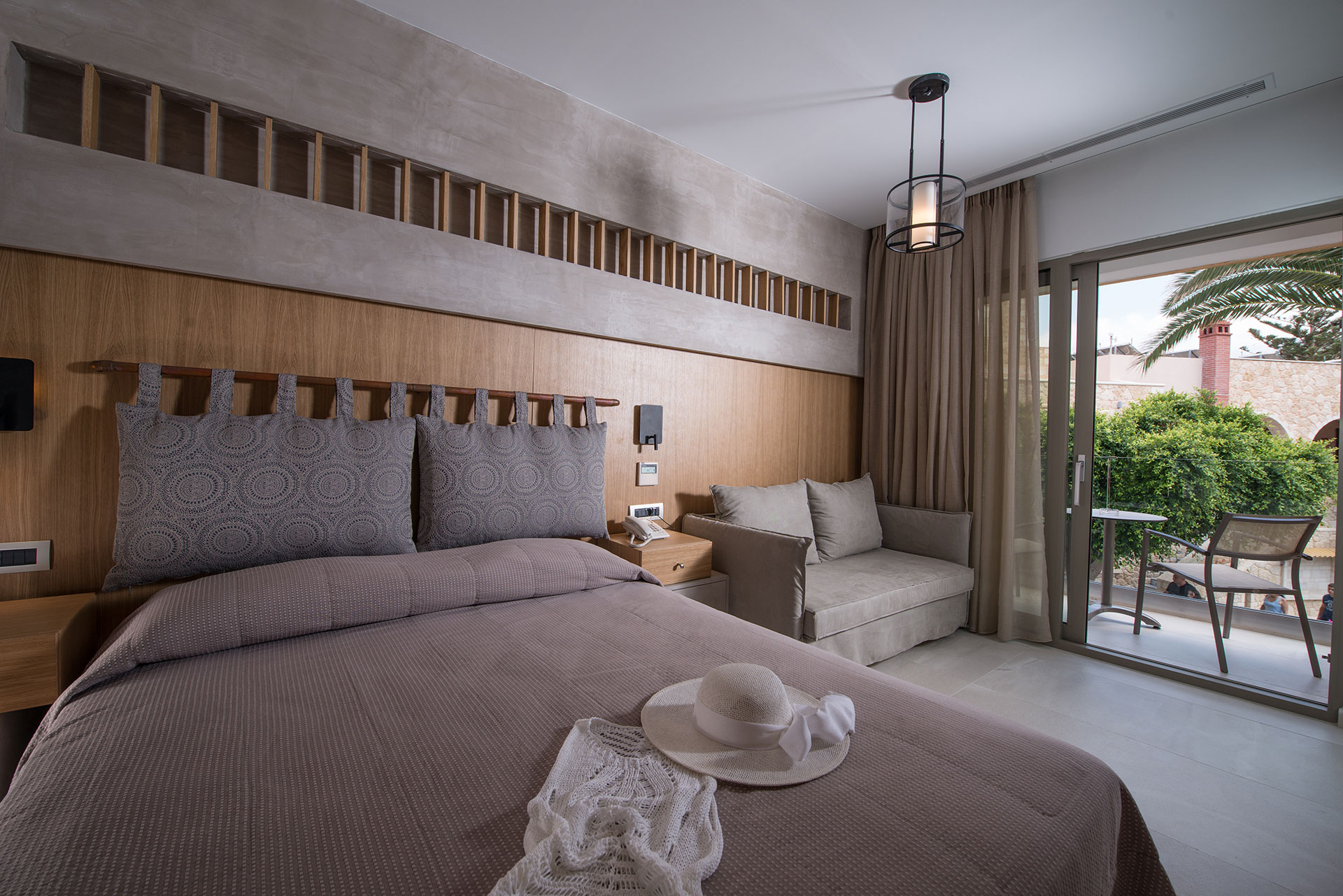 Δωμάτιο ξενοδοχείου με διπλο κρεβάτι και βεράντα