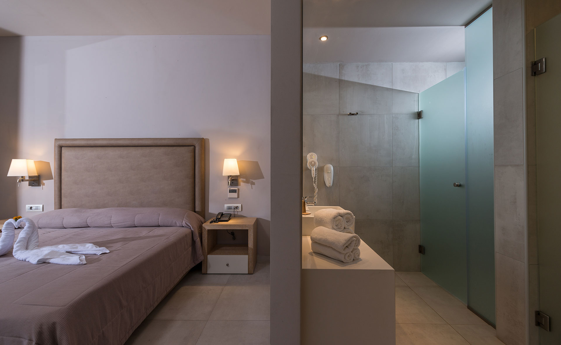 Hotel room with single bed