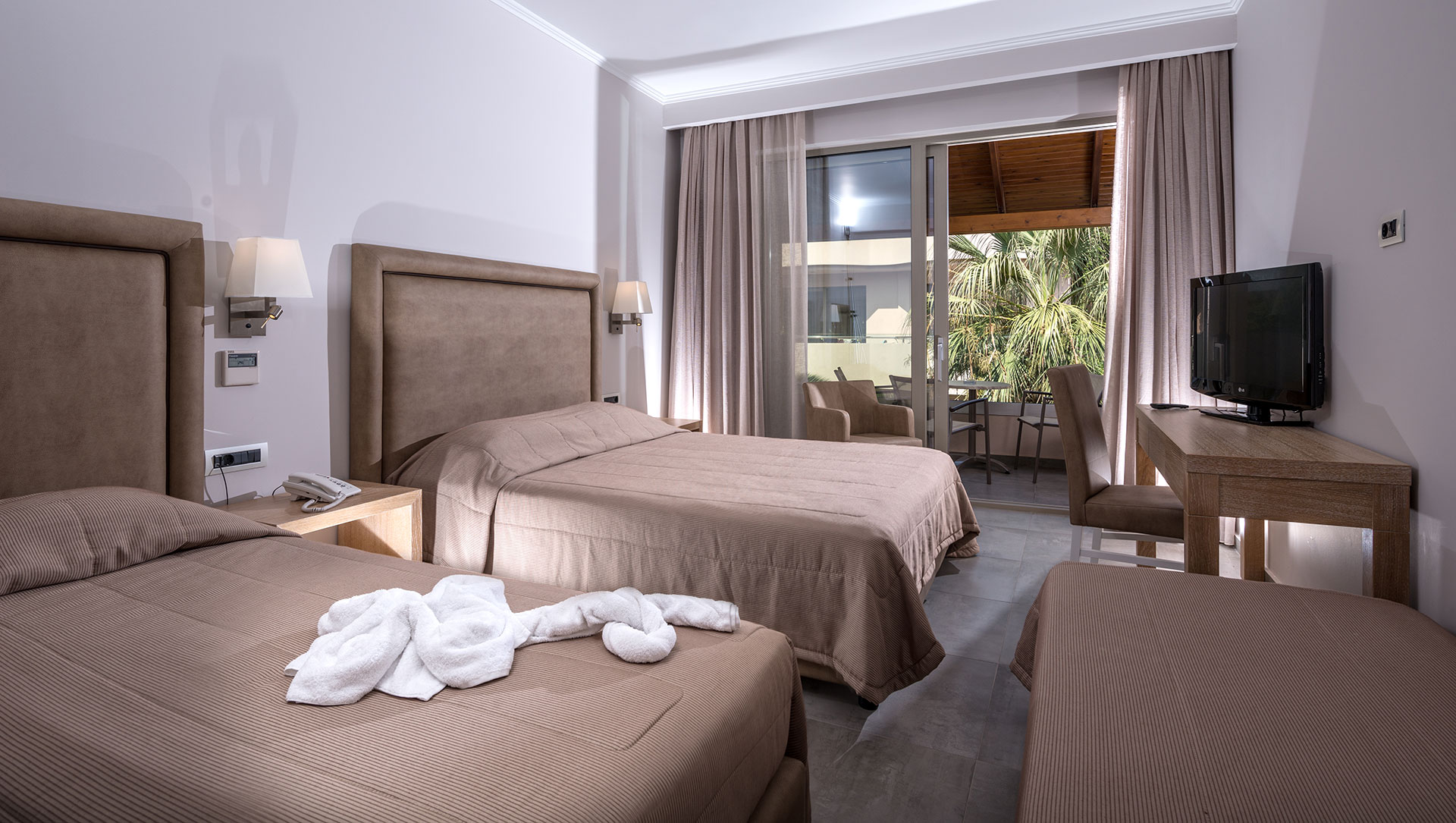 Δωμάτιο με δύο μονά κρεβάτια και βεράντα