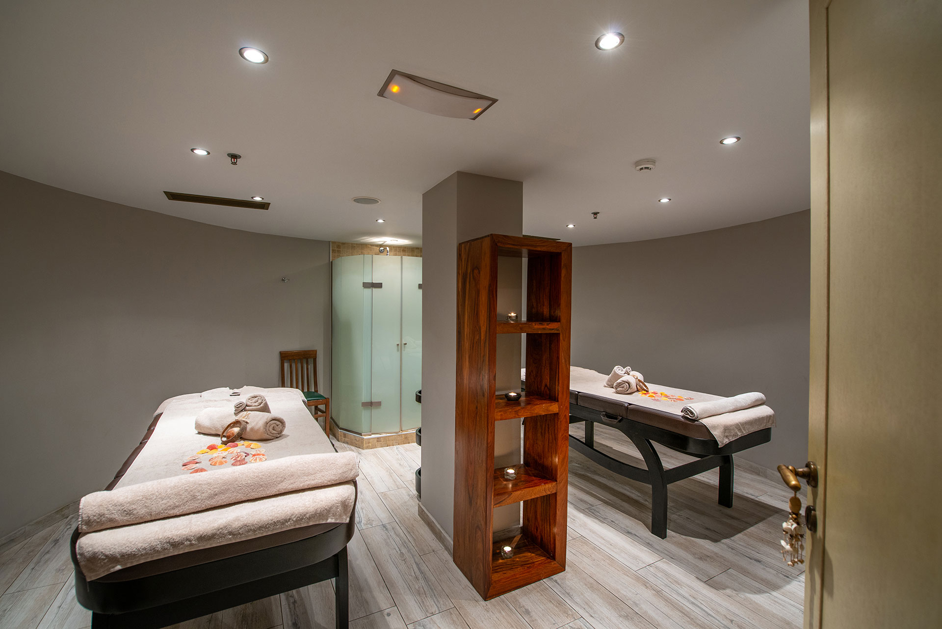 Δύο κρεβάτια σπα στο ξενοδοχείο Cactus Royal