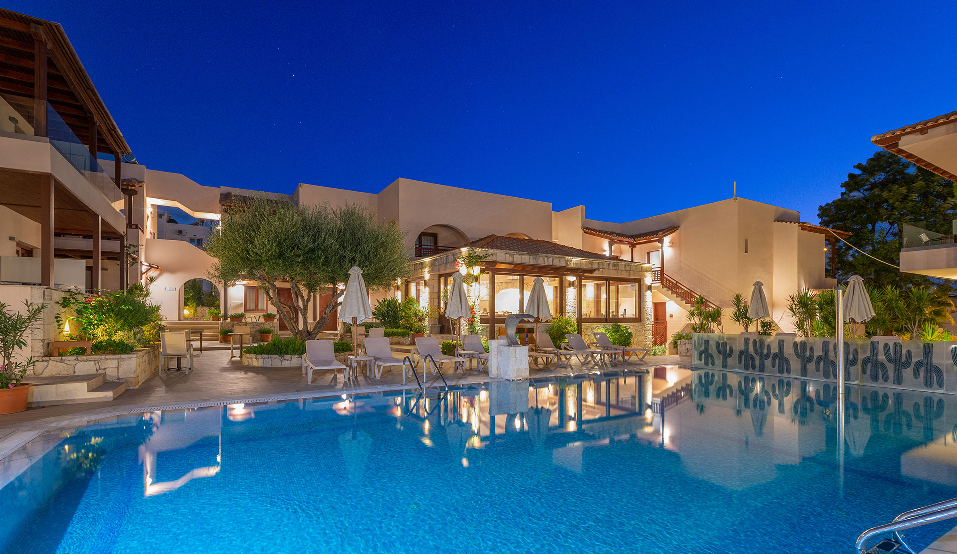 Πισίνα μπροστά απο το εστιατόριο 