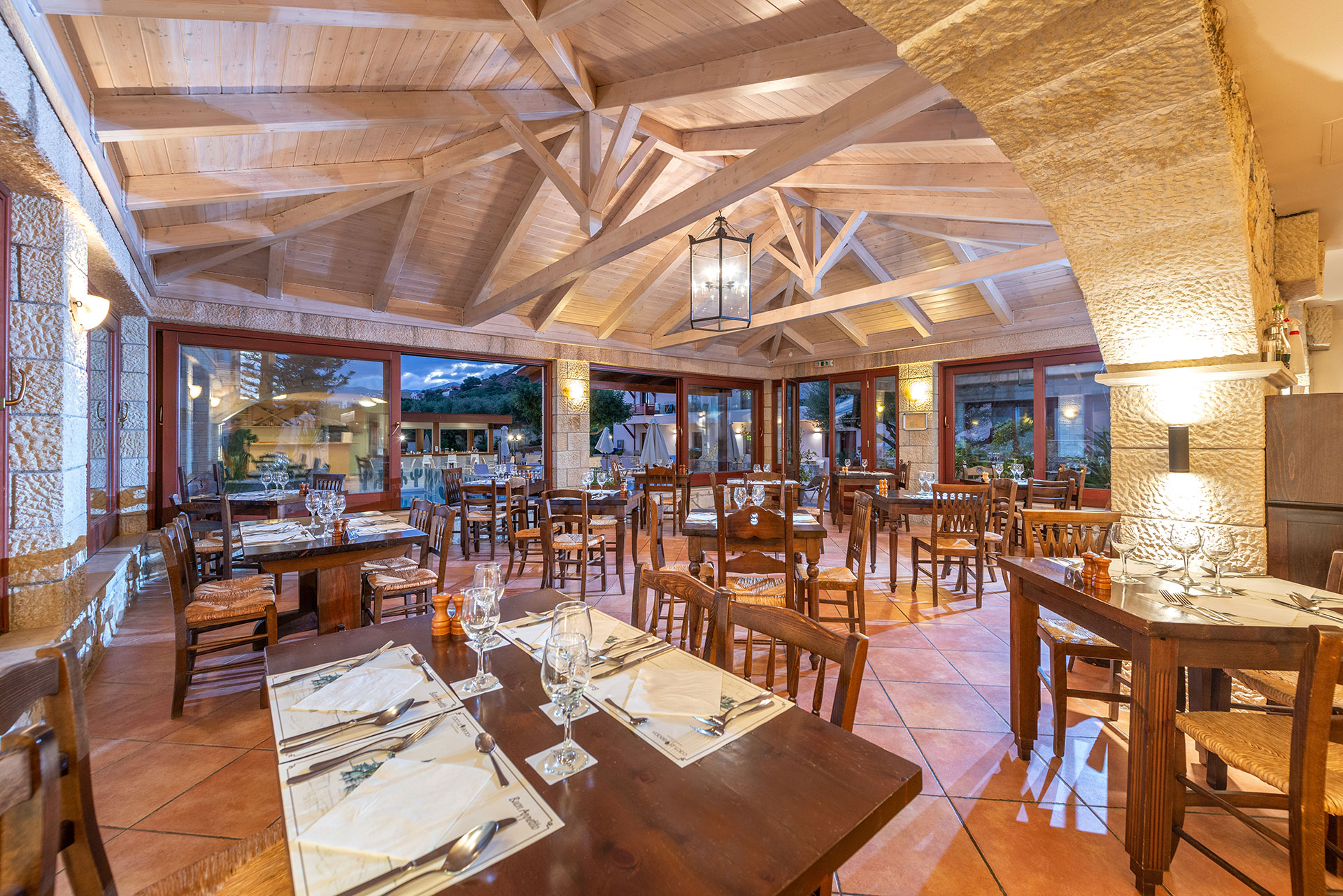 Εσωτερικός χώρος πετρόχτισου εστιατορίου