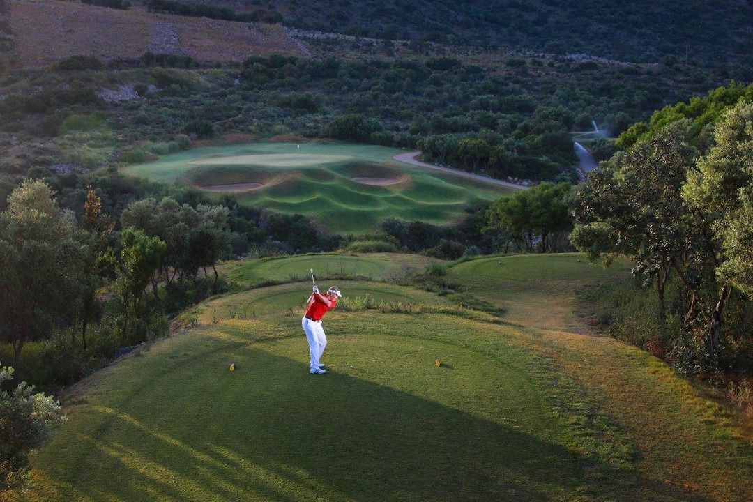 Man playing in a golf course