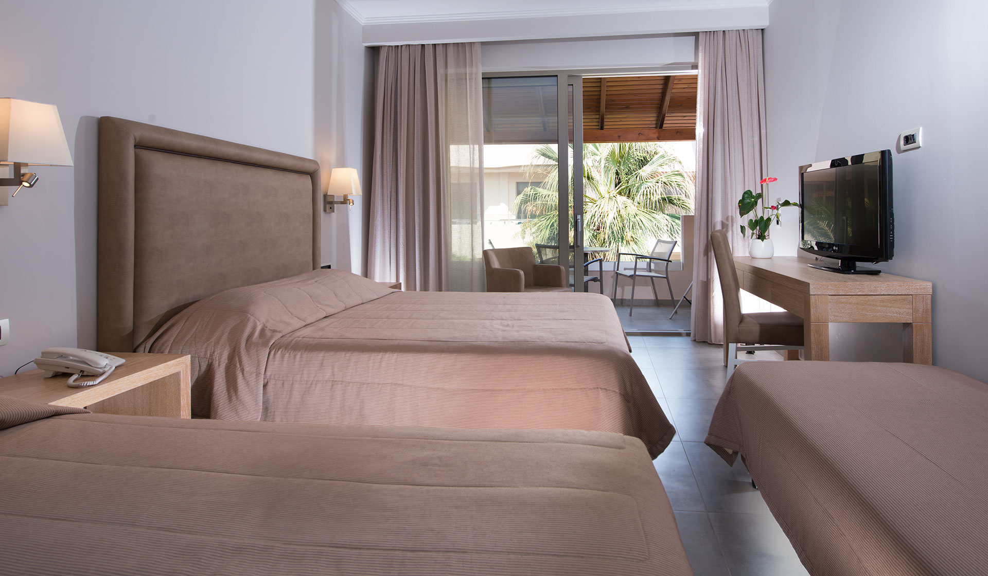 Δωμάτιο ξενοδοχείου με τρία κρεβάτια 